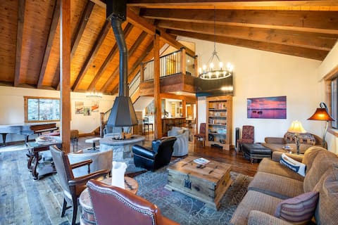 4 Mi to Diamond Peak Ski Resort: Gem w/ Hot Tub