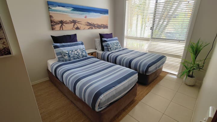 Chumba cha 3 cha kulala kina vitanda viwili vya mtu mmoja na dirisha linaangalia moja kwa moja kwenye bwawa.  Kuna kabati na feni ya dari katika chumba hiki.