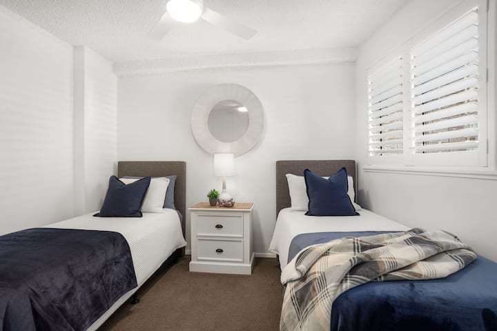 Втората спална соба е светла и проветрена и нуди многу удобни единечни ансамбли со наддушеци од бамбус, избор на перници, јоргани и летни ќебиња. Капаците на плантажите обезбедуваат светлина во текот на денот и приватност навечер.