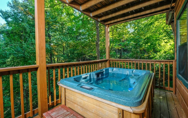 Peaceful Wooded Scenery, Hot Tub, Fireplace, Pets Welcome! - A Bear's Pause - - Tennessee