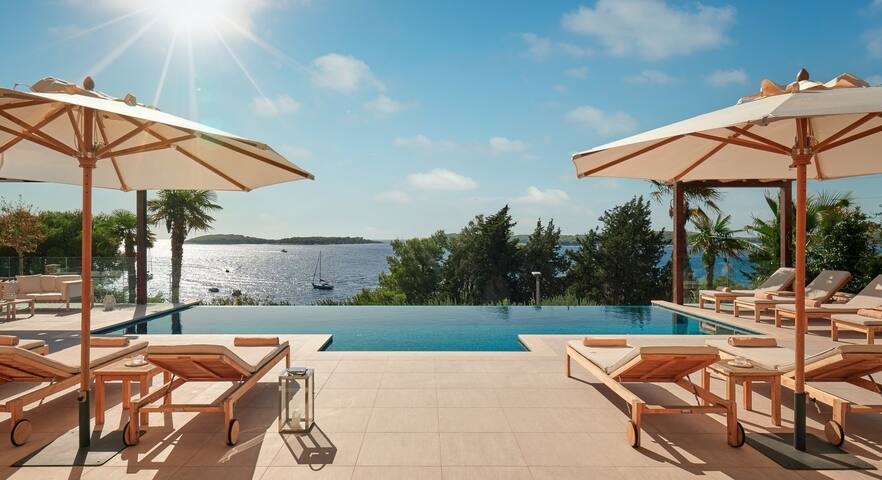 Hvar Deluxe Palace I – Beachfront, Pool & Sauna