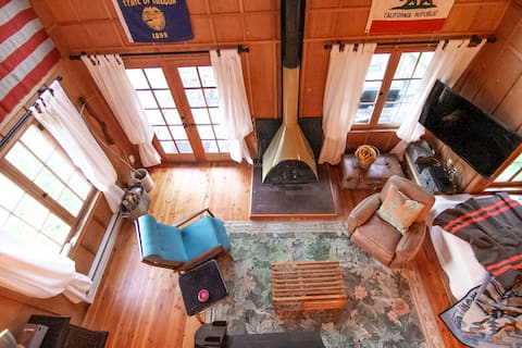 Short walk to rivers' edge~River Walk Cabin