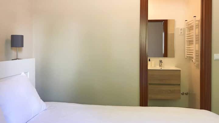 |SOBA 1| Apartman s privatnom kupaonicom ️
Uživajte u udobnosti ovog apartmana s bračnim krevetom i vlastitom kupaonicom. Savršena kombinacija privatnosti i praktičnosti za vaš boravak.