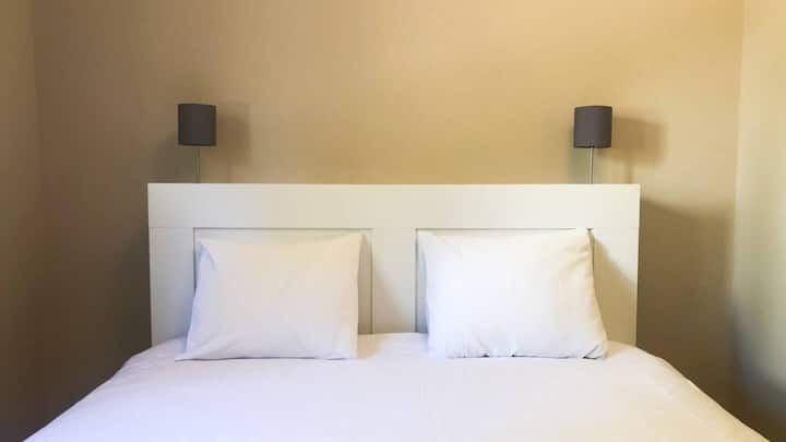 |SOBA 1| Apartman s privatnom kupaonicom ️
Uživajte u udobnosti ovog apartmana s bračnim krevetom i vlastitom kupaonicom. Savršena kombinacija privatnosti i praktičnosti za vaš boravak.