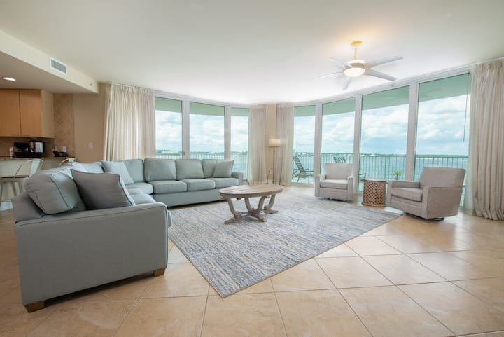 Expansive Media Room Unit With Updated Interiors And Breathtaking Views! Complimentary Boat Slip! - オレンジ・ビーチ, AL