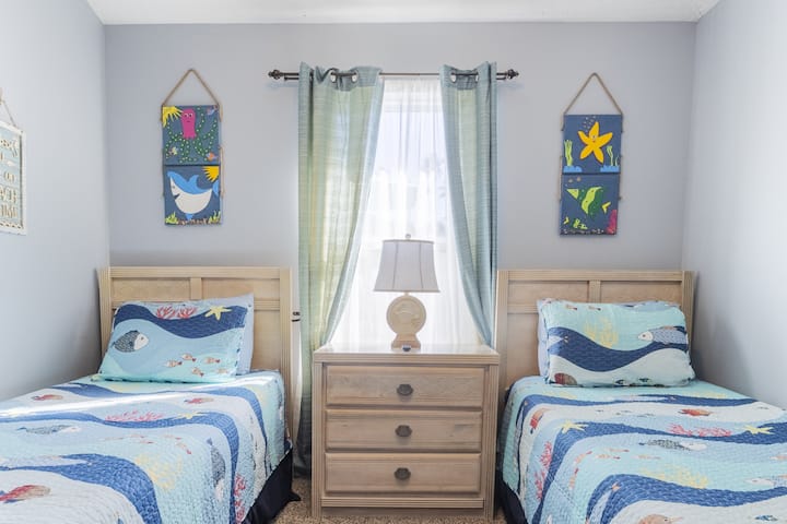 غرفة الضيوف رقم 2 مع سريرين صغيرين وتلفزيون ذكي