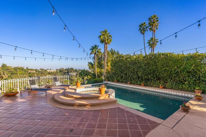 Upscale Bel Air Stay w/ City, Canyon & Ocean Views gallery image 4