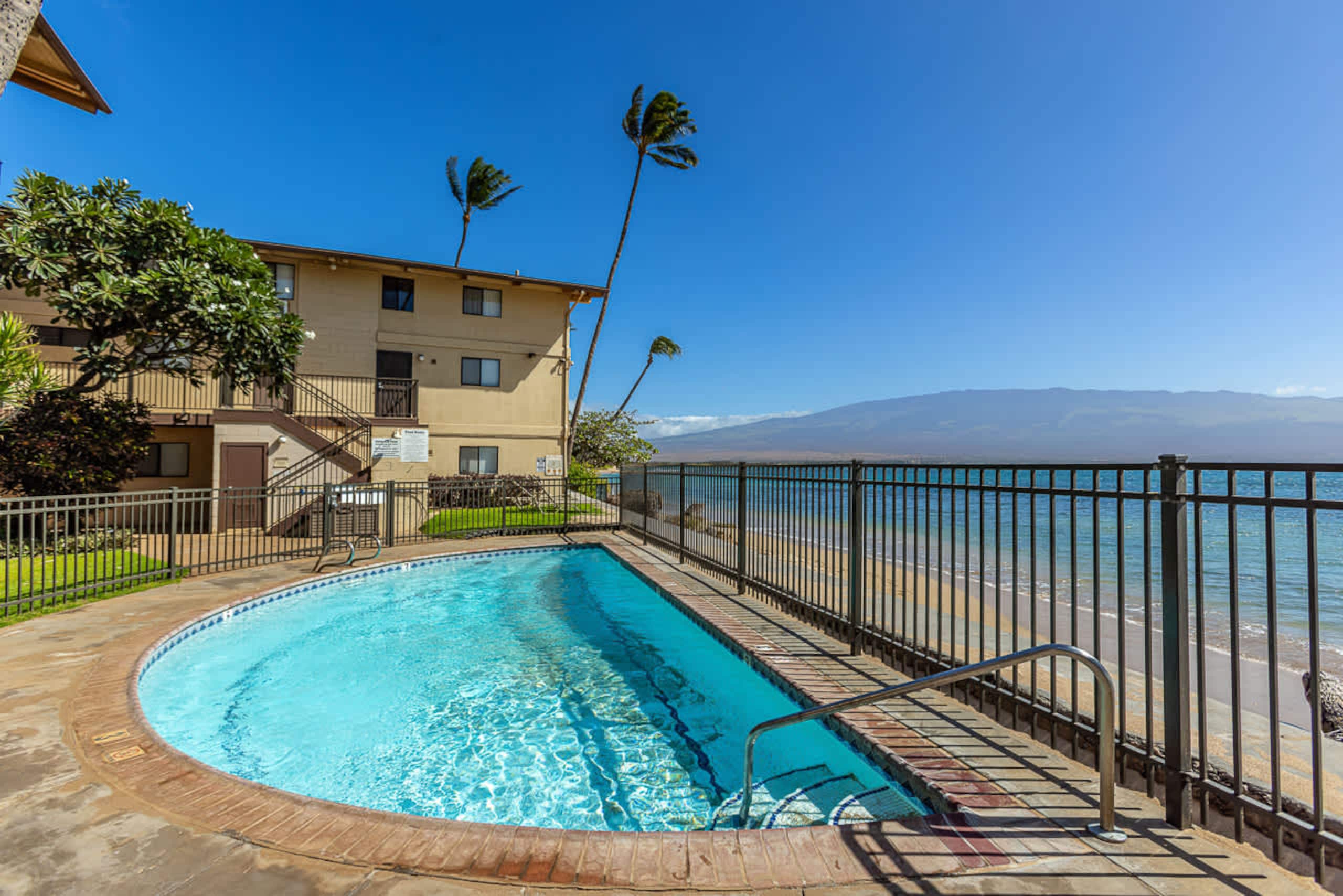 Condo in Wailuku · ★4.86 · 2 bedrooms · 4 beds · 2 private baths - Image 37