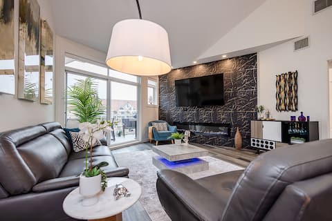 Luxury Penthouse Cathedral Loft with Lake View