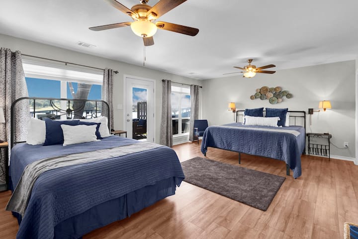 Spavaća soba s bračnim krevetom i bračnim krevetom