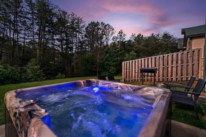 Luxury 3br Cabin  Near Parkway  Hot Tub  Game Room - Pigeon Forge, TN