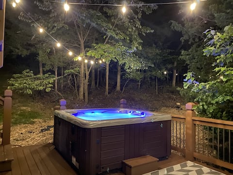 HotTub CornHole PoolTable FirePit +Lake Shows Golf