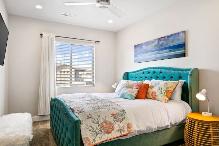 Zion Townhome - spálňa na poschodí s manželskou posteľou King