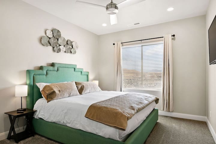 Zion Townhome - spálňa na poschodí s manželskou posteľou King