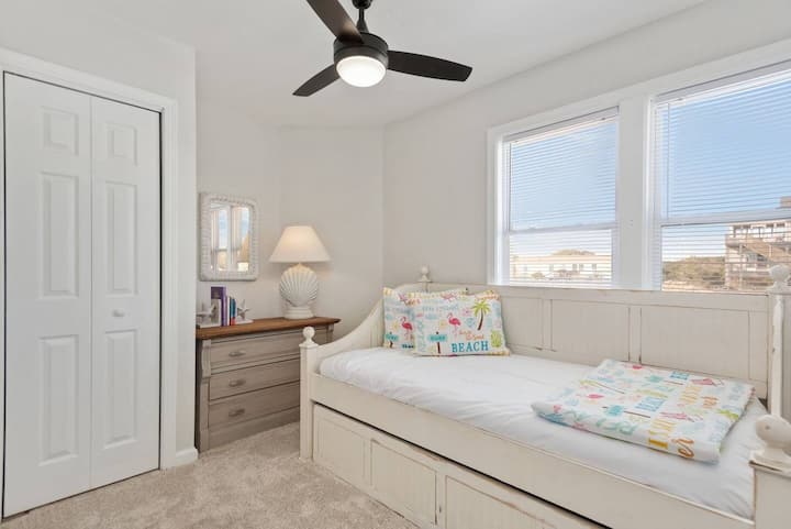 Mid-level Twin with Trundle bed. (2nd Level)