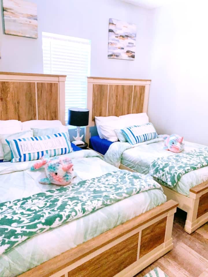 Chumba cha 2 cha kulala w/ 2 Vitanda vya ukubwa kamili na televisheni