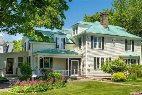 Charming estate on Norwich Green, near casinos