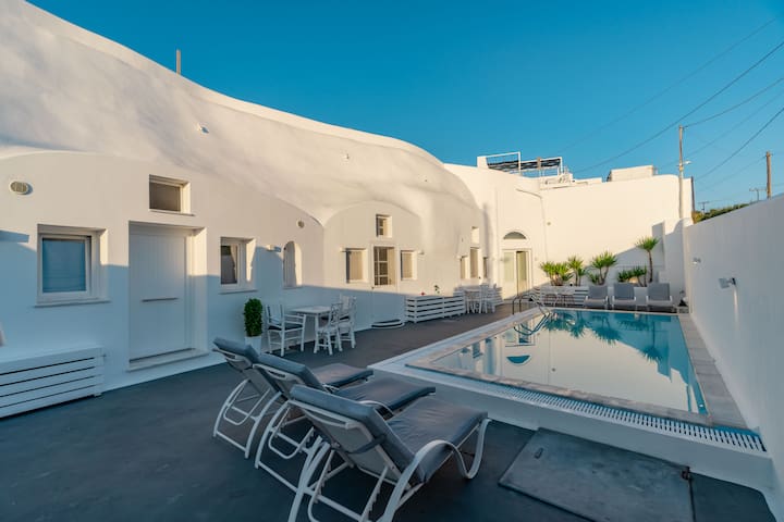 Fira-Cave-Sleeps 13-Parking-Pool-Pet Friendly