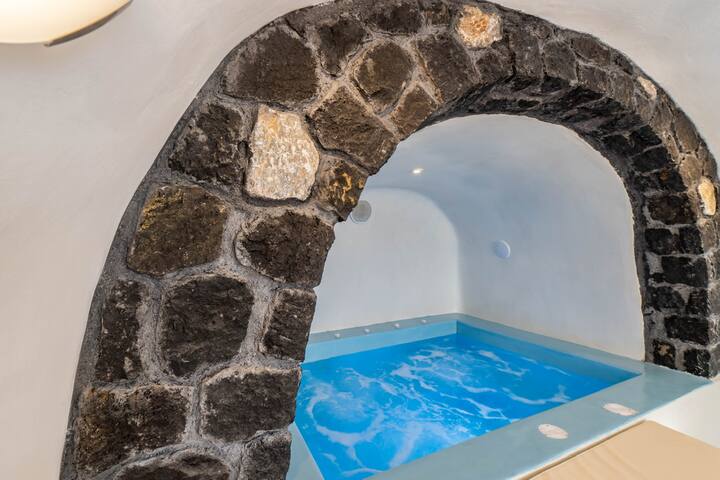 Fira-Cave-Sleeps 13-Parking-Pool-Pet Friendly gallery image 2
