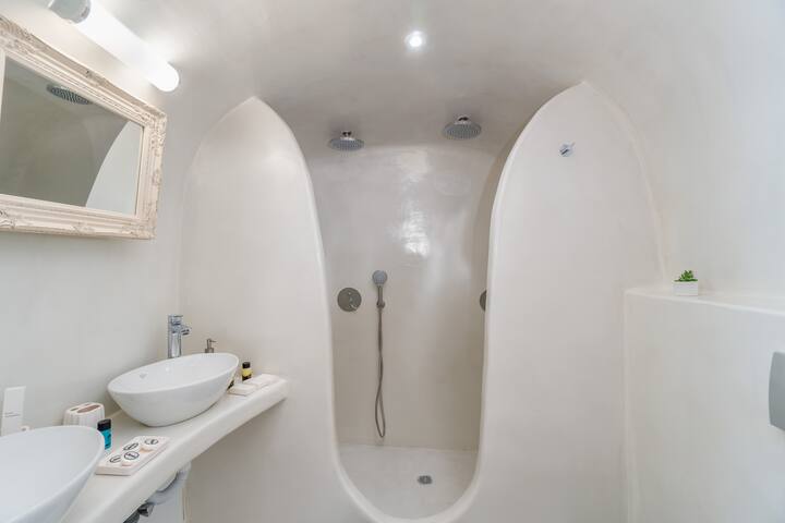 Fira-Cave-Sleeps 13-Parking-Pool-Pet Friendly gallery image 4
