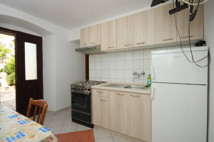 A-3479-b Appartement De Deux Chambres Avec La - Nerezine