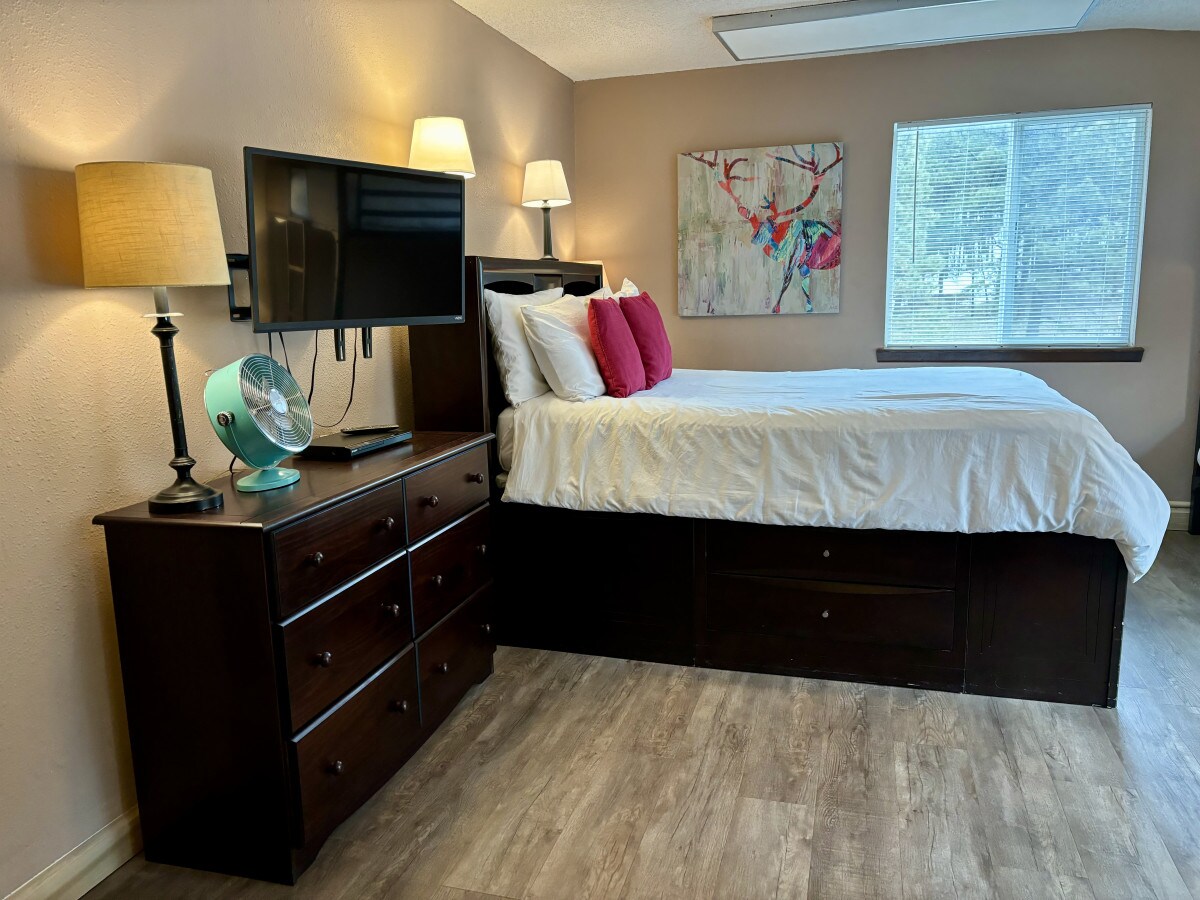 חדר שינה שני עם מיטת קווין סייז