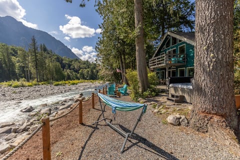 Cascade Jewel - mountain views, hot tub