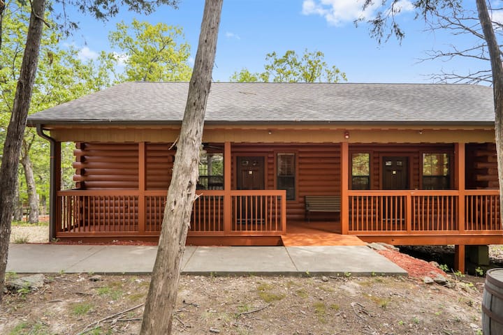 Romantic Hideaway Walk-in Cabin For Two - Fireplace & Whirlpool Tub - Misuri