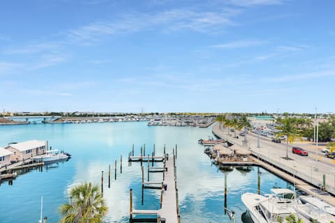 Downtown Penthouse•Waterviews•Pool, Dock, Parking
