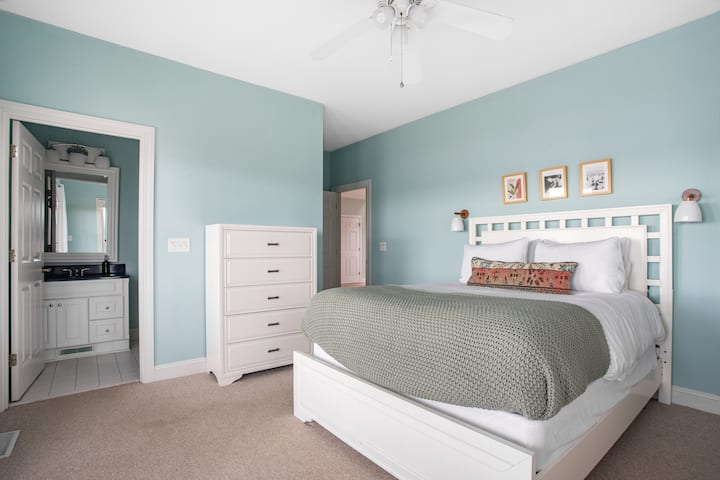 Bedroom 4 features a queen bed and an ensuite bathroom.