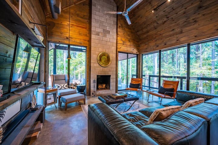 "What can I say, the cabin was exactly as in the pictures, absolutely beautiful!!!! Peaceful and quiet yet close to all the restaurants!" Guest review September 12-16, 2025