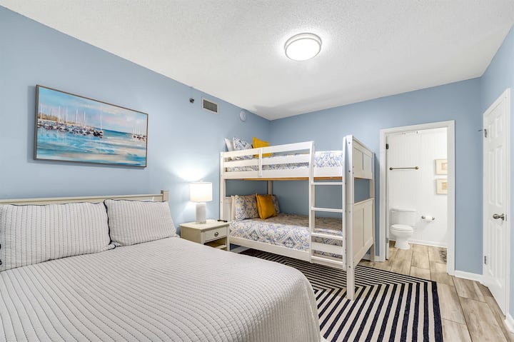 Dormitorio de invitados, cama tamaño grande + literas completas