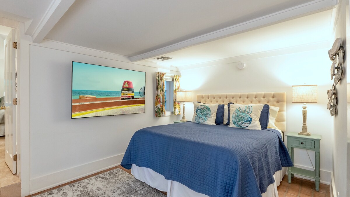 Dvigulė lova ir didelis plokščias ekranas ketvirtajame miegamajame...