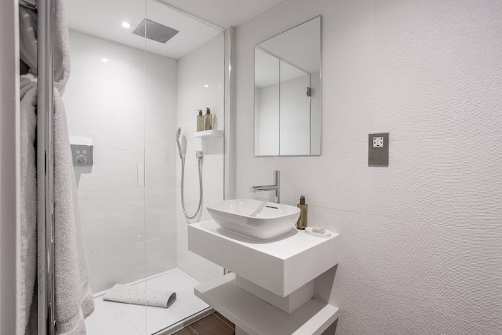 West Park Double or Twin Bedroom image 1