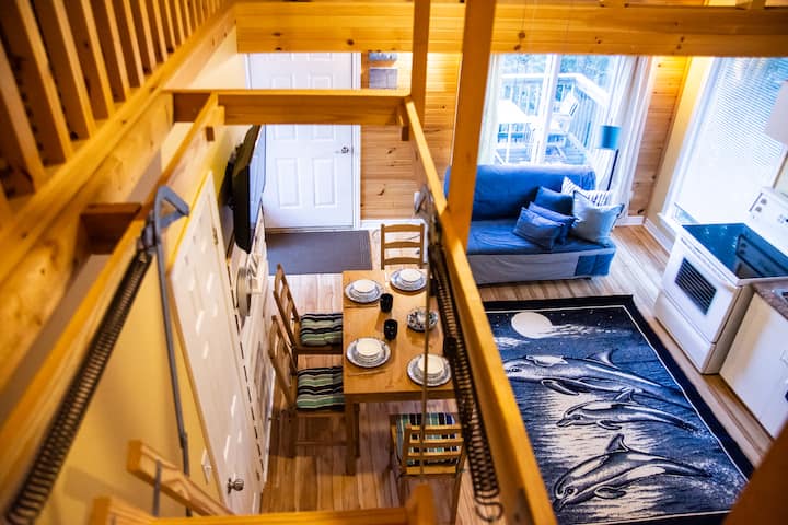 Pièce principale du cottage avec vue sur la rivière 