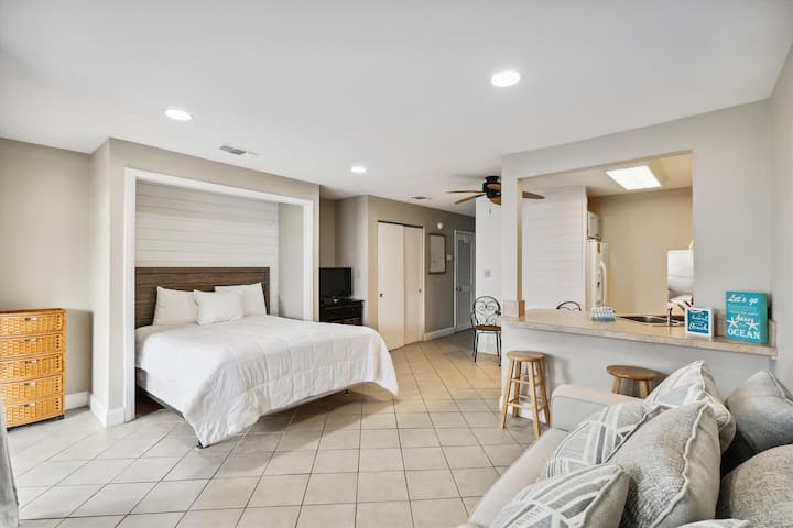 Spc 8132 - This Studio Is A Short Walk To The Beach And Can Sleep 5 - Destin, FL