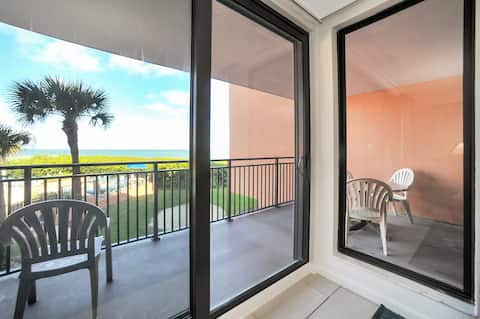 Beachfront Condo w/ Pool & Balcony in FL