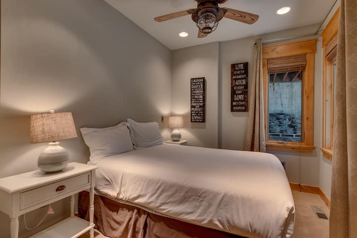 – Spavaća soba s bračnim krevetom, toplom rasvjetom i stropnim ventilatorom  
– Moderni dizajn kolibe s rustikalnim ukrasima i prozorima  
– Utočište na Tahoeu koje nudi miran i ugodan odmor