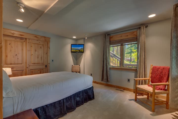 – Spavaća soba s bračnim krevetom, prirodnim svjetlom i TV-om  
– Rustikalni drveni detalji i uređenje u planinskom stilu  
- Tahoe smještaj za odmor idealan za mirne noći