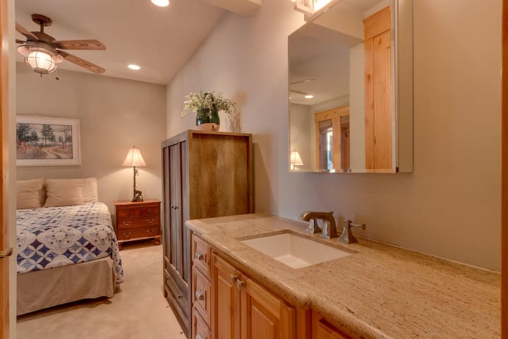 - Kupaonica s granitnim umivaonikom i drvenim ormarićima  
– Povezana spavaća soba s udobnom prošivenom posteljinom  
– Tahoe iznajmljuje se s privatnim pristupom kupaonici za praktičnost