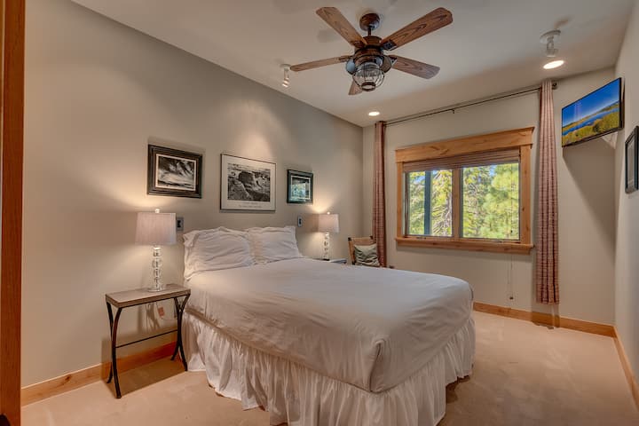 – Spavaća soba s bračnim krevetom i velikim prozorom s pogledom na šumu  
– Umjetnička djela na zidovima i meka rasvjeta stvaraju opuštajući planinski ugođaj.  
– Tahoe spavaća soba za najam idealna za parove ili goste koji putuju sami