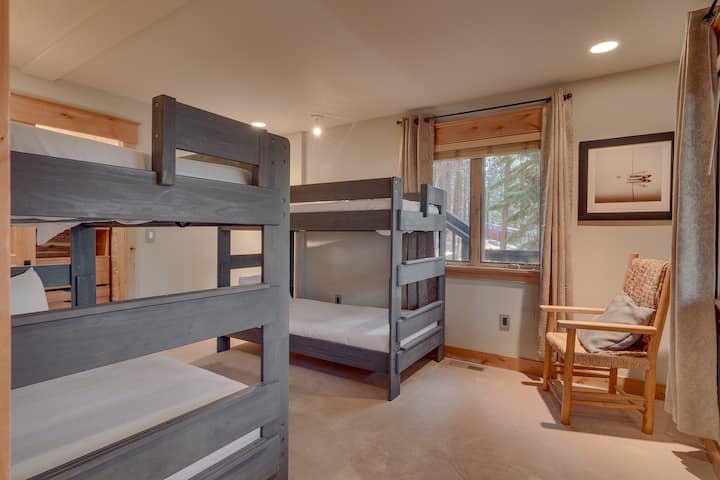 - Soba s dva kreveta na kat  
- Odlično za djecu, prijatelje ili grupne boravke  
– Tahoe brvnara savršena za obiteljski smještaj