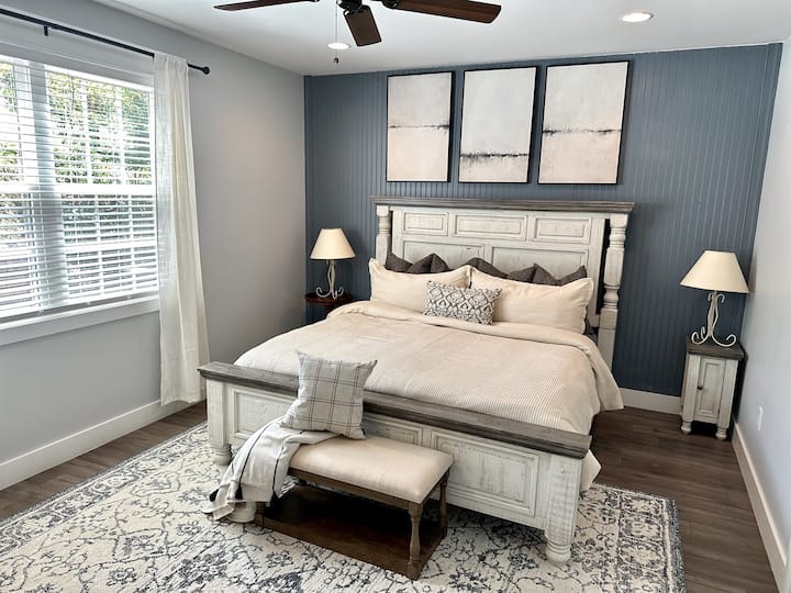 غرفة نوم بسرير كينج في الطابق العلوي