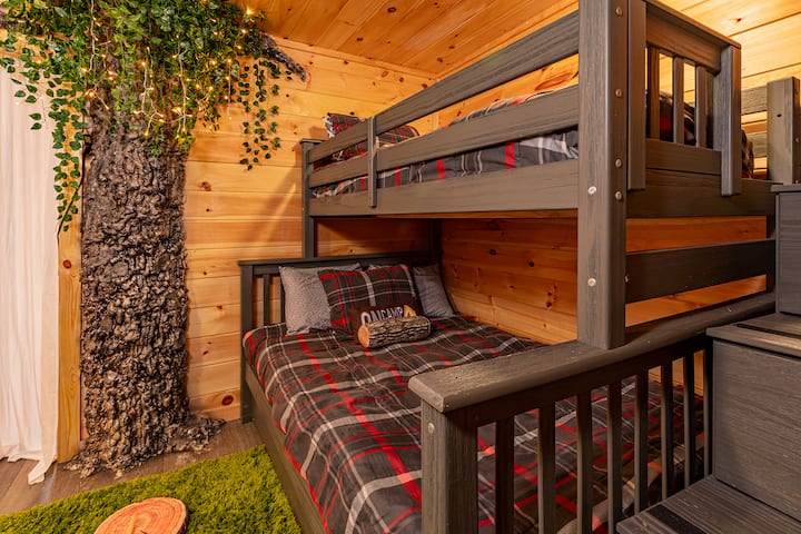 غرفة بطابقين للأطفال