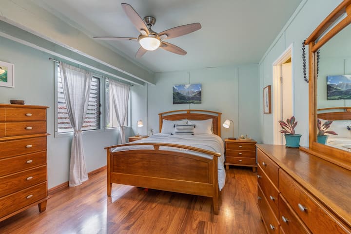 Main Floor Queen Bedroom