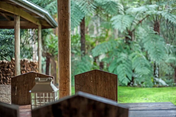 Jacuzzi lodge: Private rainforest with river
