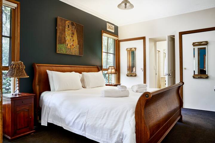 Jacuzzi lodge: Private rainforest with river gallery image 3