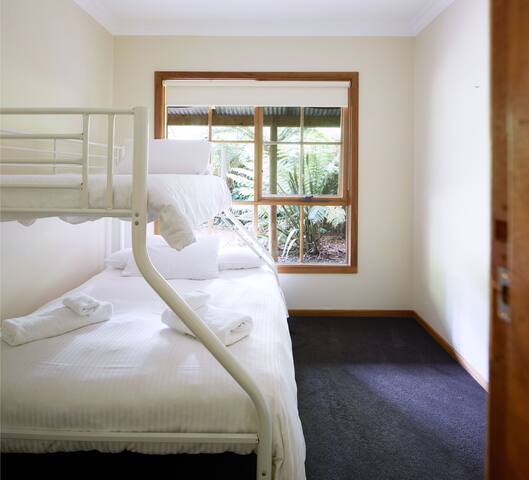 Jacuzzi lodge: Private rainforest with river gallery image 4