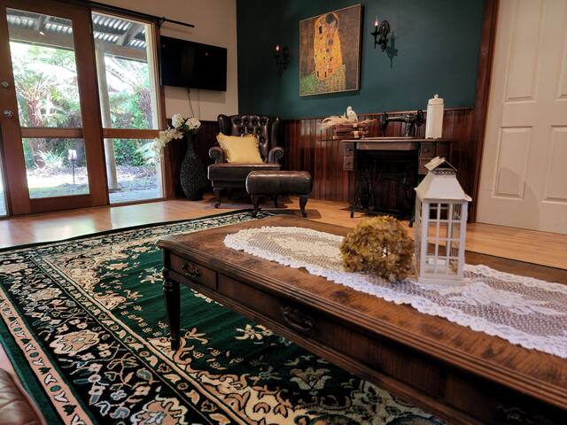 Jacuzzi lodge: Private rainforest with river gallery image 5