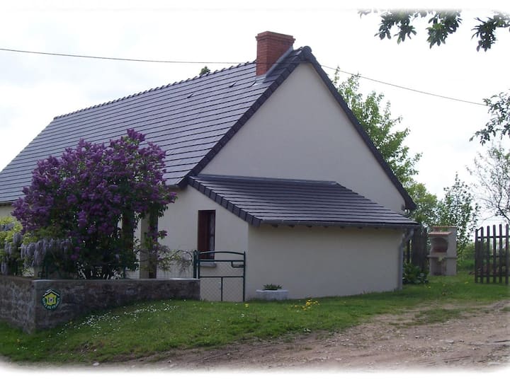 Gîte Rural Avec Jardin Clos, Animaux Acceptés - Montmarault